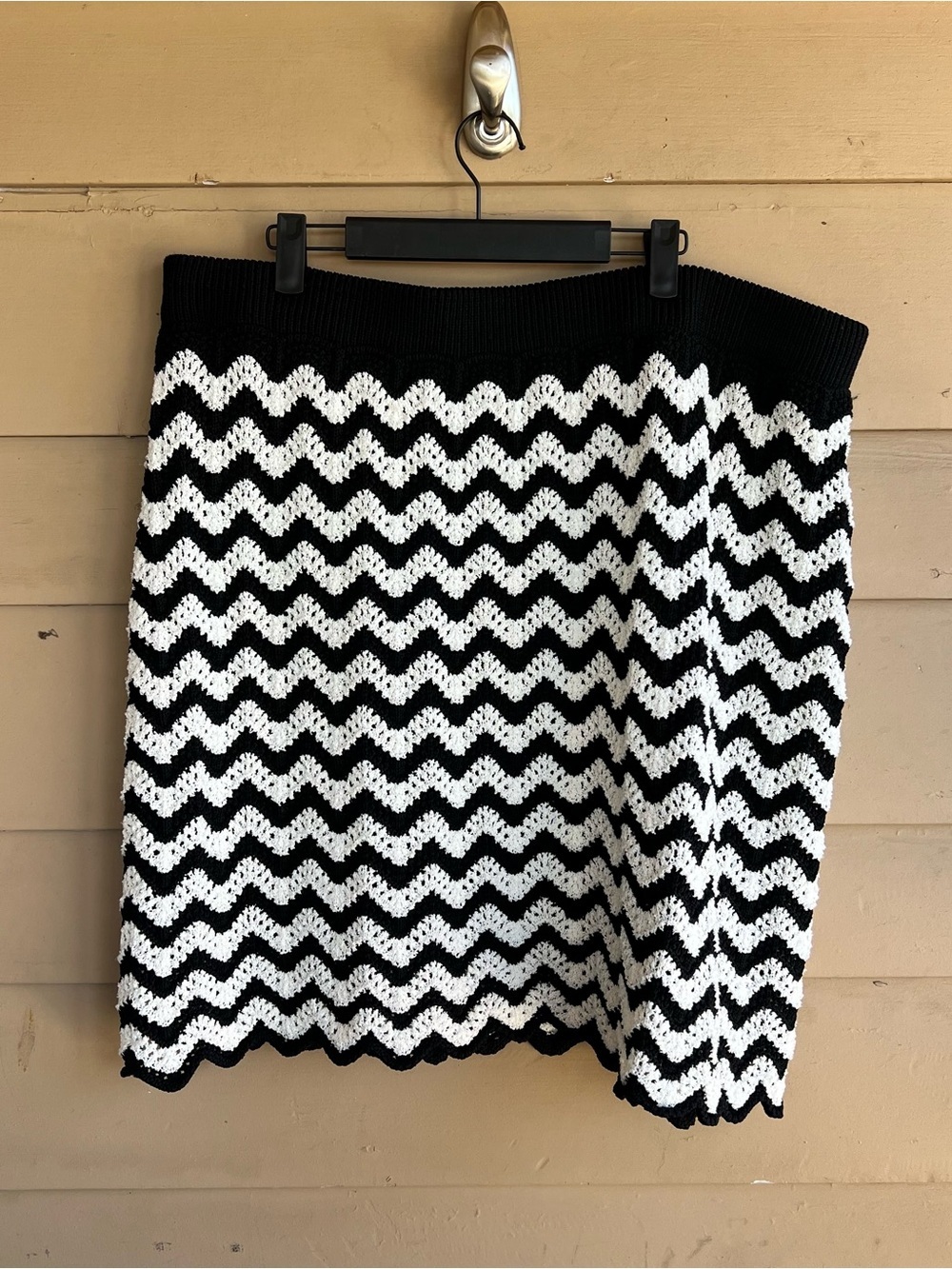 Ava & Viv Black and White Chevron Mini Skirt Size 2X Modest Casual - Picture 2 of 5